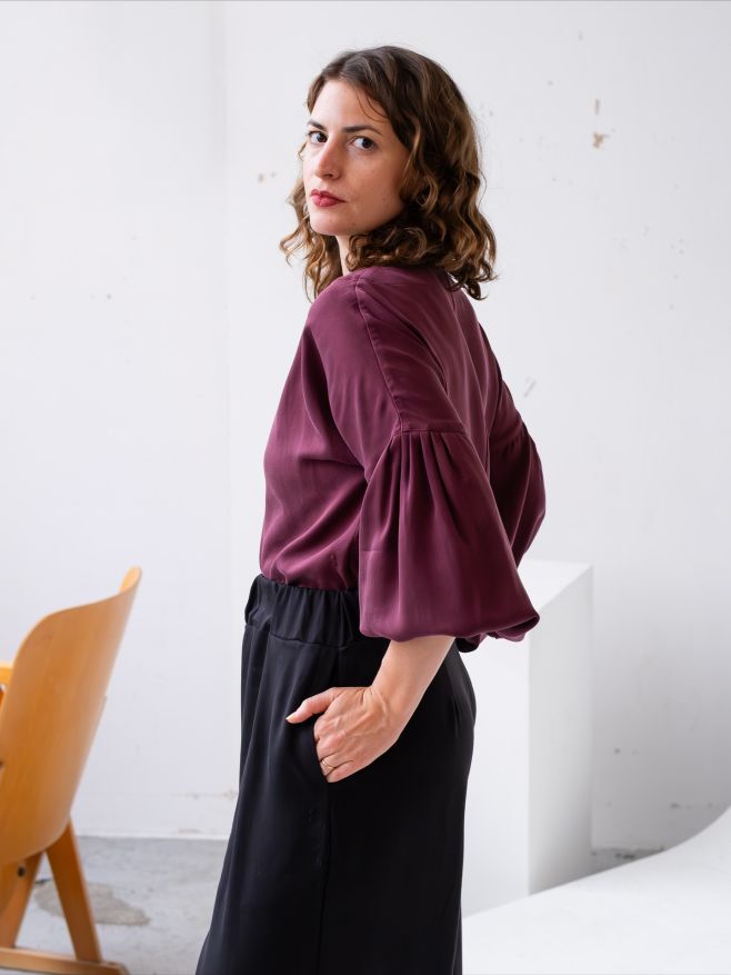 Wow!“ – to je nejčastější reakce na naši NOVINKU, top ELLE. ✨ Pokud máš podobné nadšení, rádi Ti ho ušijeme z hladivého...